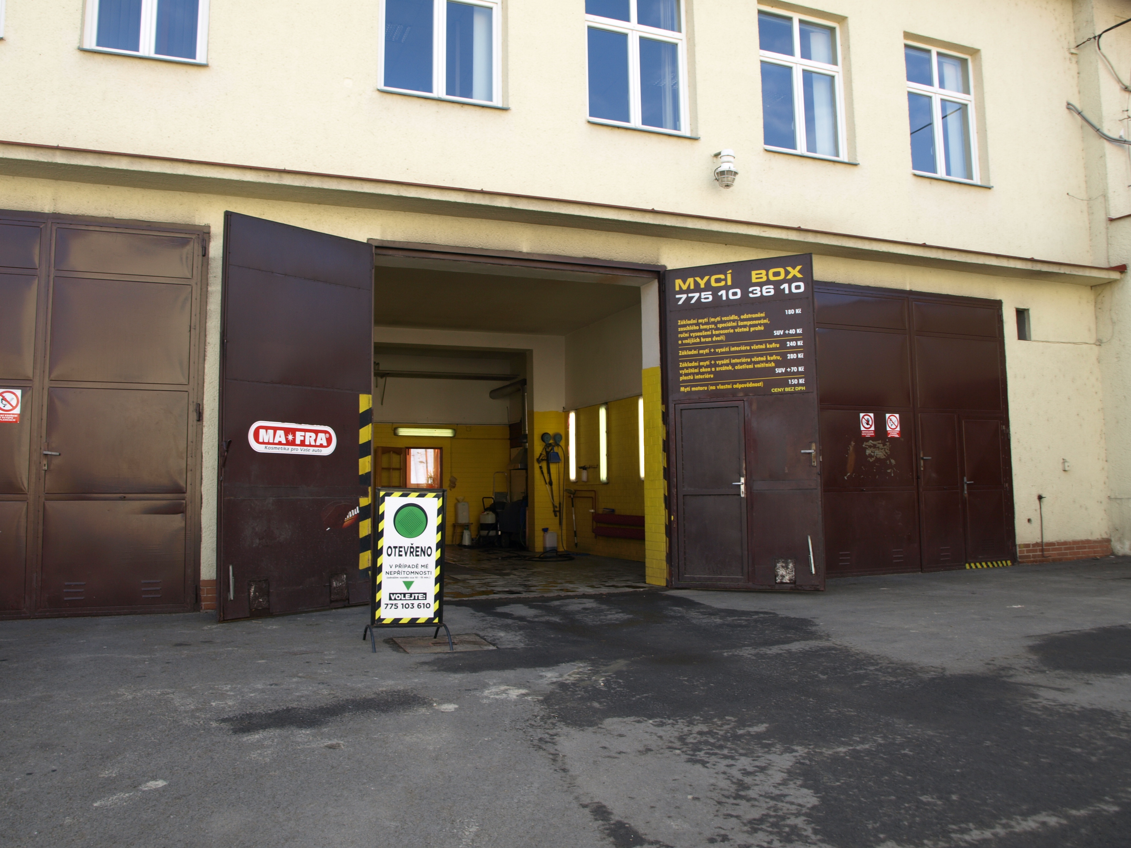 Mycí box zavřený, ceník na dveřích