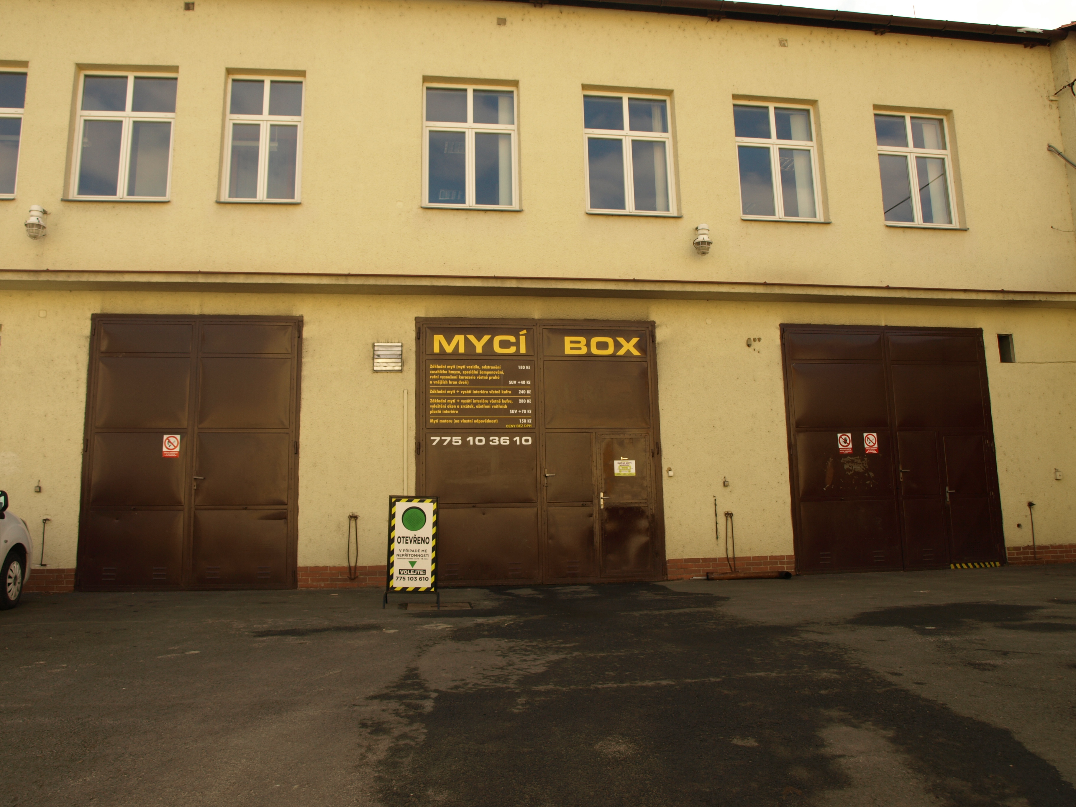 Vjezd do areálu na Janské